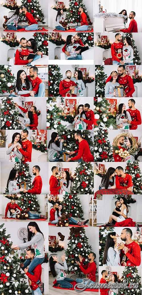     -  / Happy couple decorates christmas tree - Clipart